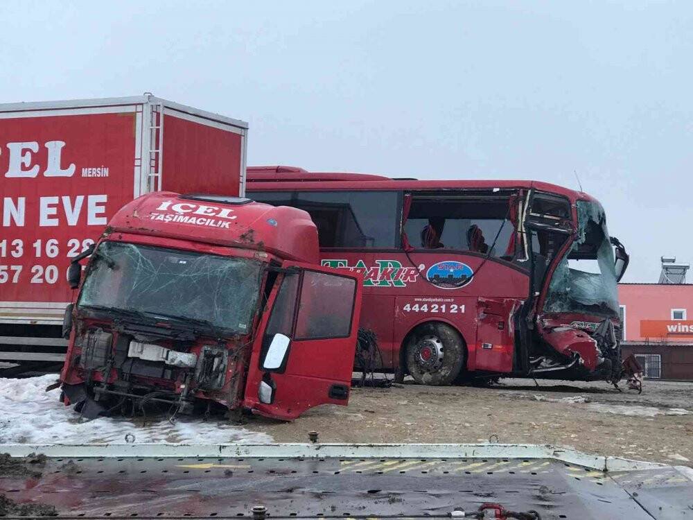 Konya'da kaza! Otobüs ile kamyon çarpıştı: 11 yaralı