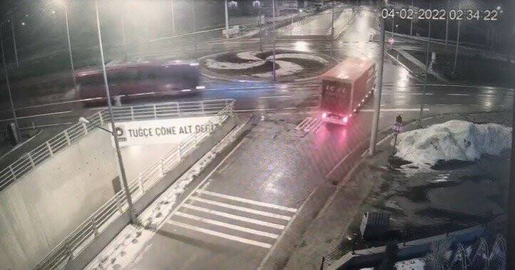 Konya'da kaza! Otobüs ile kamyon çarpıştı: 11 yaralı