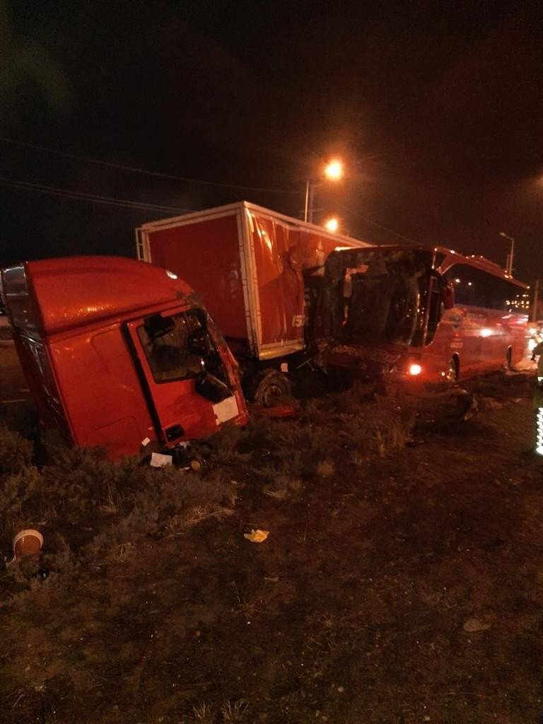 Konya'da kaza! Otobüs ile kamyon çarpıştı: 11 yaralı