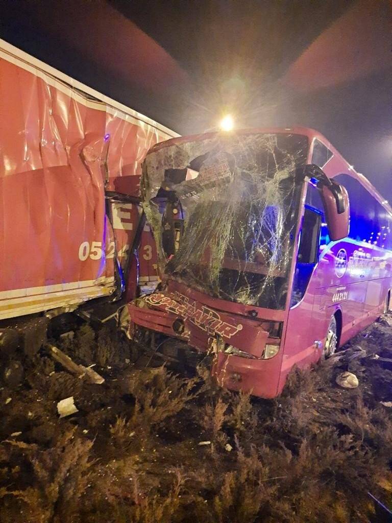 Konya'da kaza! Otobüs ile kamyon çarpıştı: 11 yaralı
