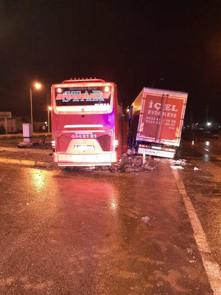 Konya'da kaza! Otobüs ile kamyon çarpıştı: 11 yaralı