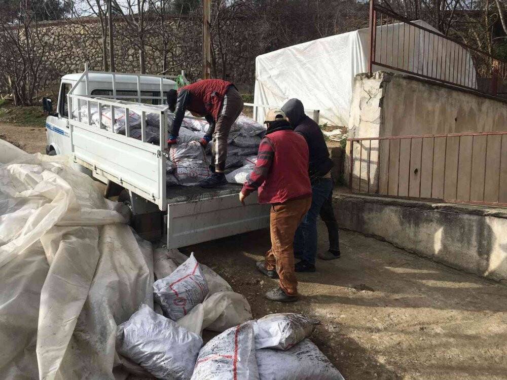 Suriyelilere kömür yardımı