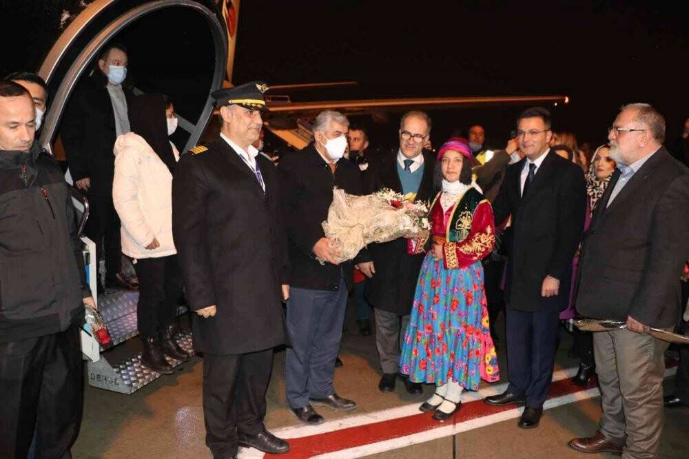 Tahran’dan uçakla gelen ilk turist kafilesi Van’da davul zurna ile karşılandı