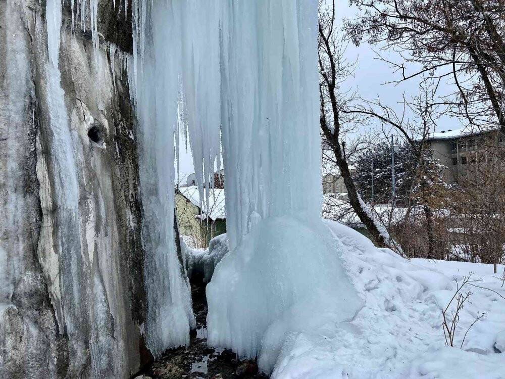 Ağrı’da dev buz sarkıtları oluştu
