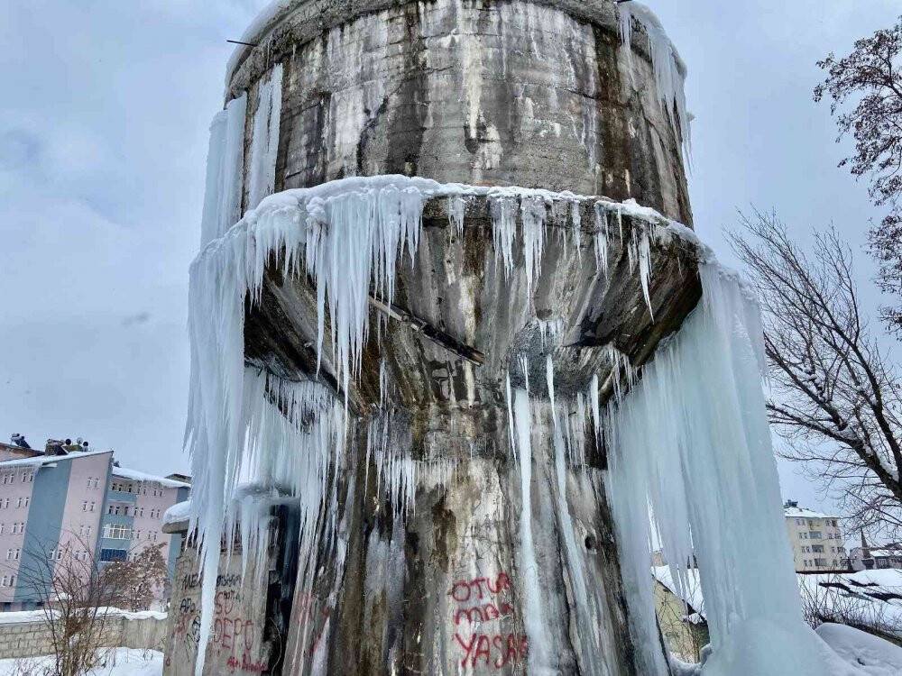 Ağrı’da dev buz sarkıtları oluştu