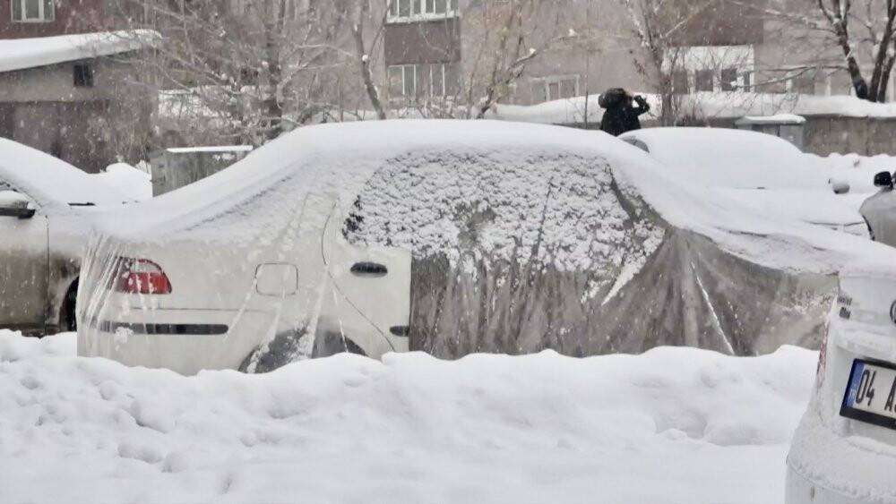 Ağrı’da dev buz sarkıtları oluştu