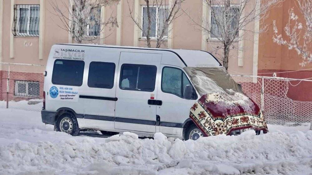 Ağrı’da dev buz sarkıtları oluştu