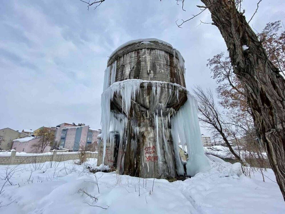 Ağrı’da dev buz sarkıtları oluştu