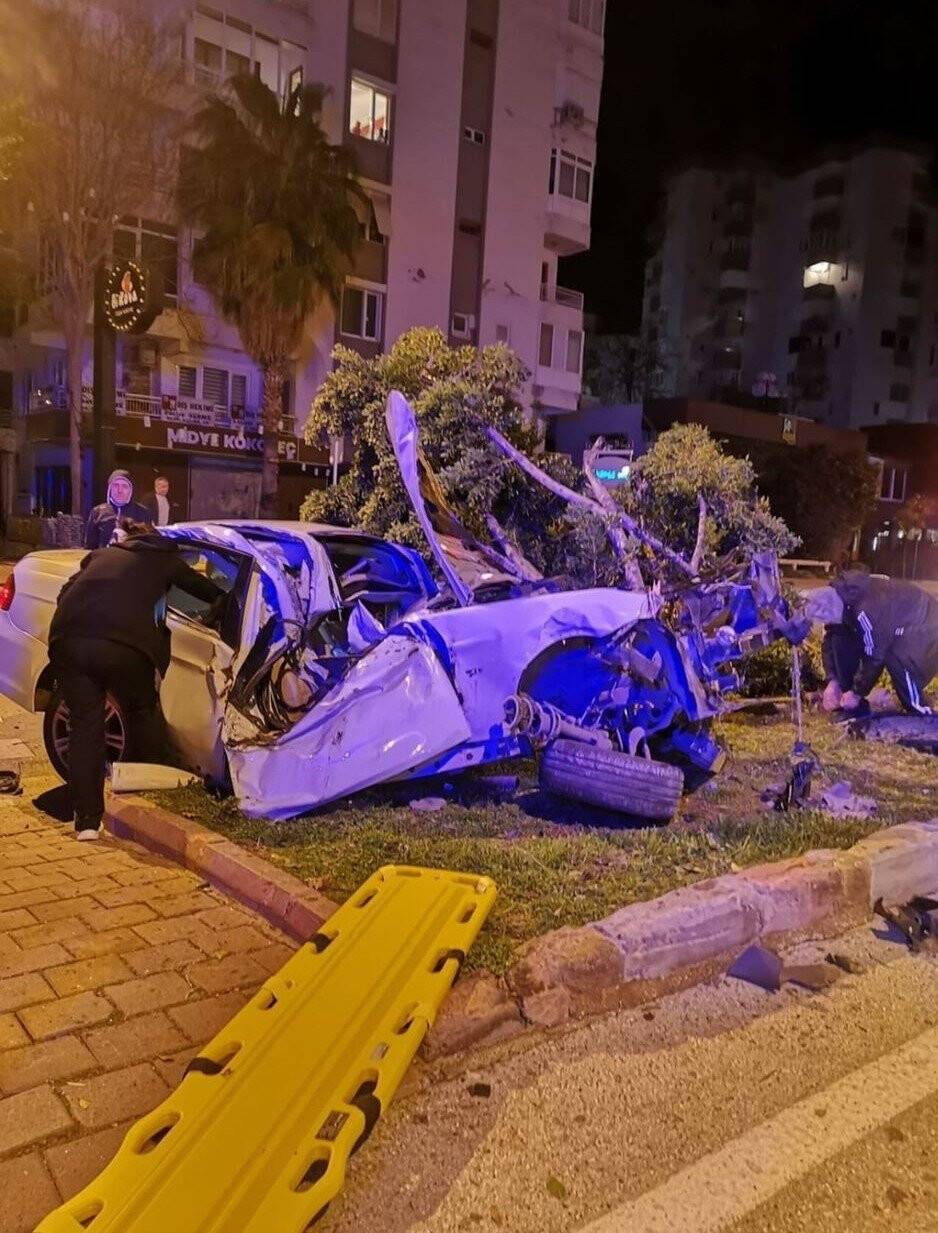 Aracın ağacı biçtiği kazada genç sürücü hayatını kaybetti