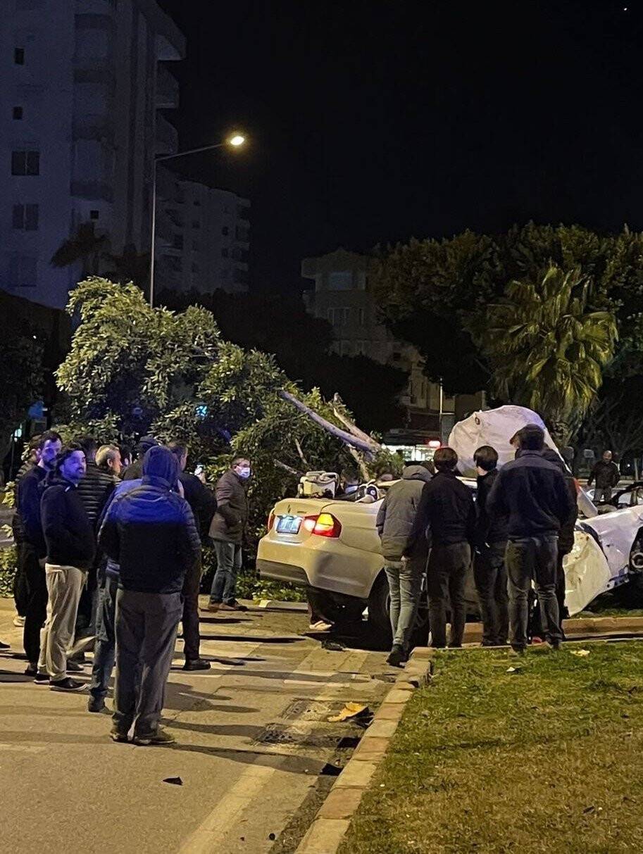 Aracın ağacı biçtiği kazada genç sürücü hayatını kaybetti