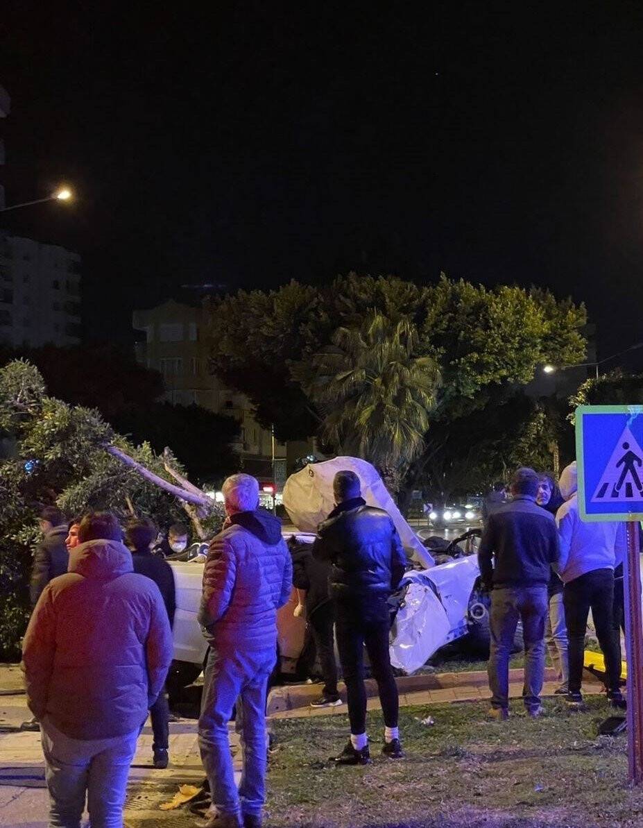 Aracın ağacı biçtiği kazada genç sürücü hayatını kaybetti