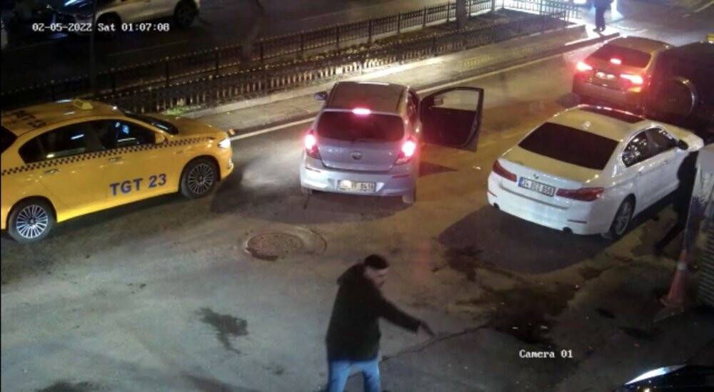 Bebek’te ünlü kafeteryaya silahlı saldırı kamerada: Geçen ay işine son verilmiş