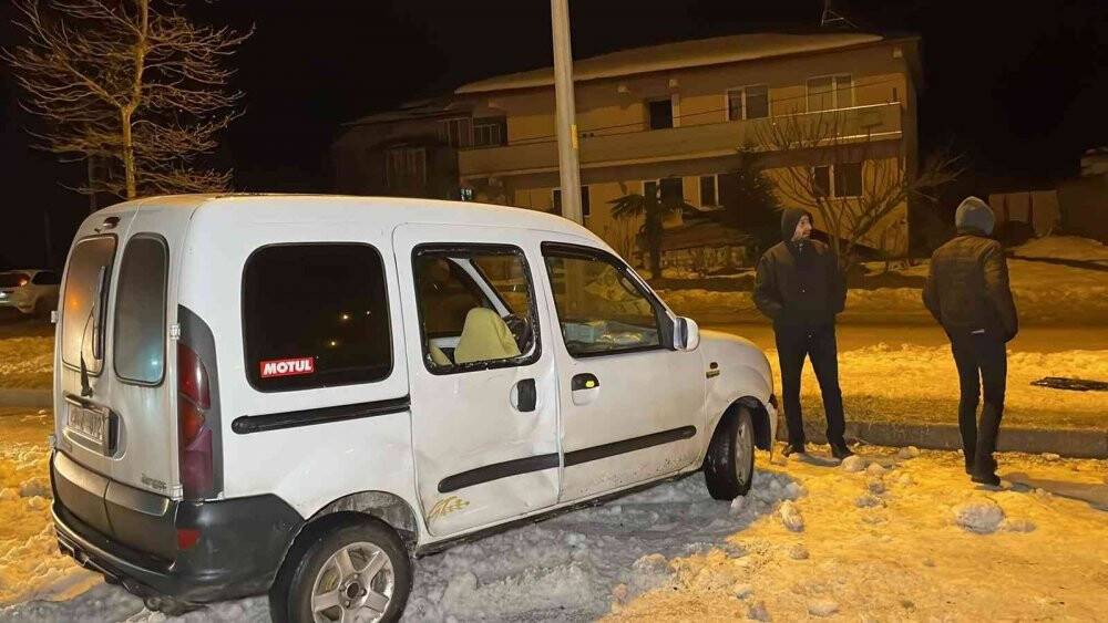 Buzlanma beraberinde kaza getirdi, 25 araç birbirine girdi