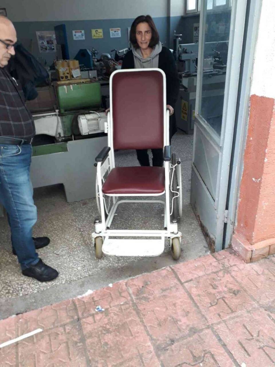 Engellilerin tekerlekli sandalyelerini ücretsiz tamir ediliyorlar