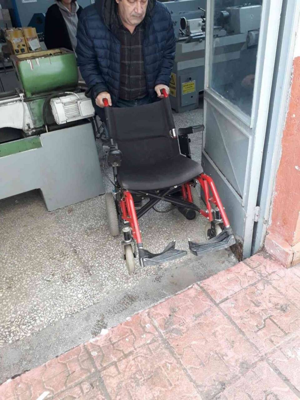 Engellilerin tekerlekli sandalyelerini ücretsiz tamir ediliyorlar