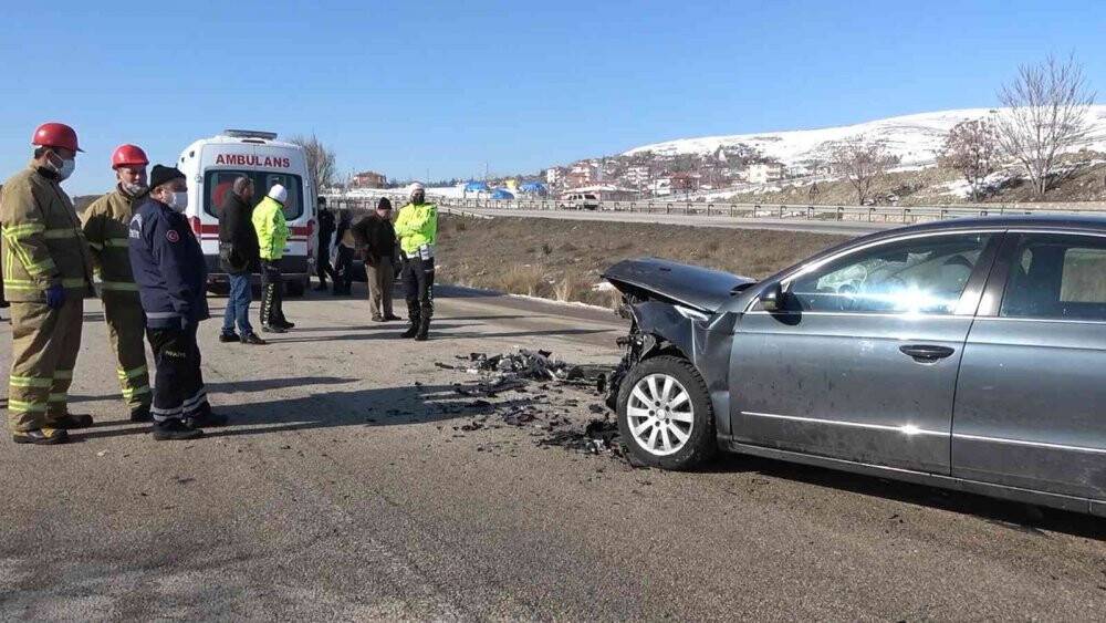 İki otomobil kafa kafaya çarpıştı: 5 yaralı