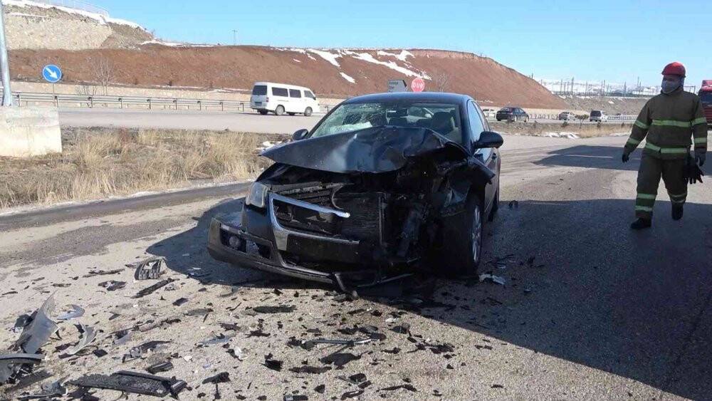 İki otomobil kafa kafaya çarpıştı: 5 yaralı