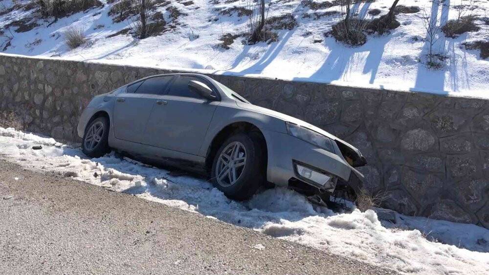 İki otomobil kafa kafaya çarpıştı: 5 yaralı