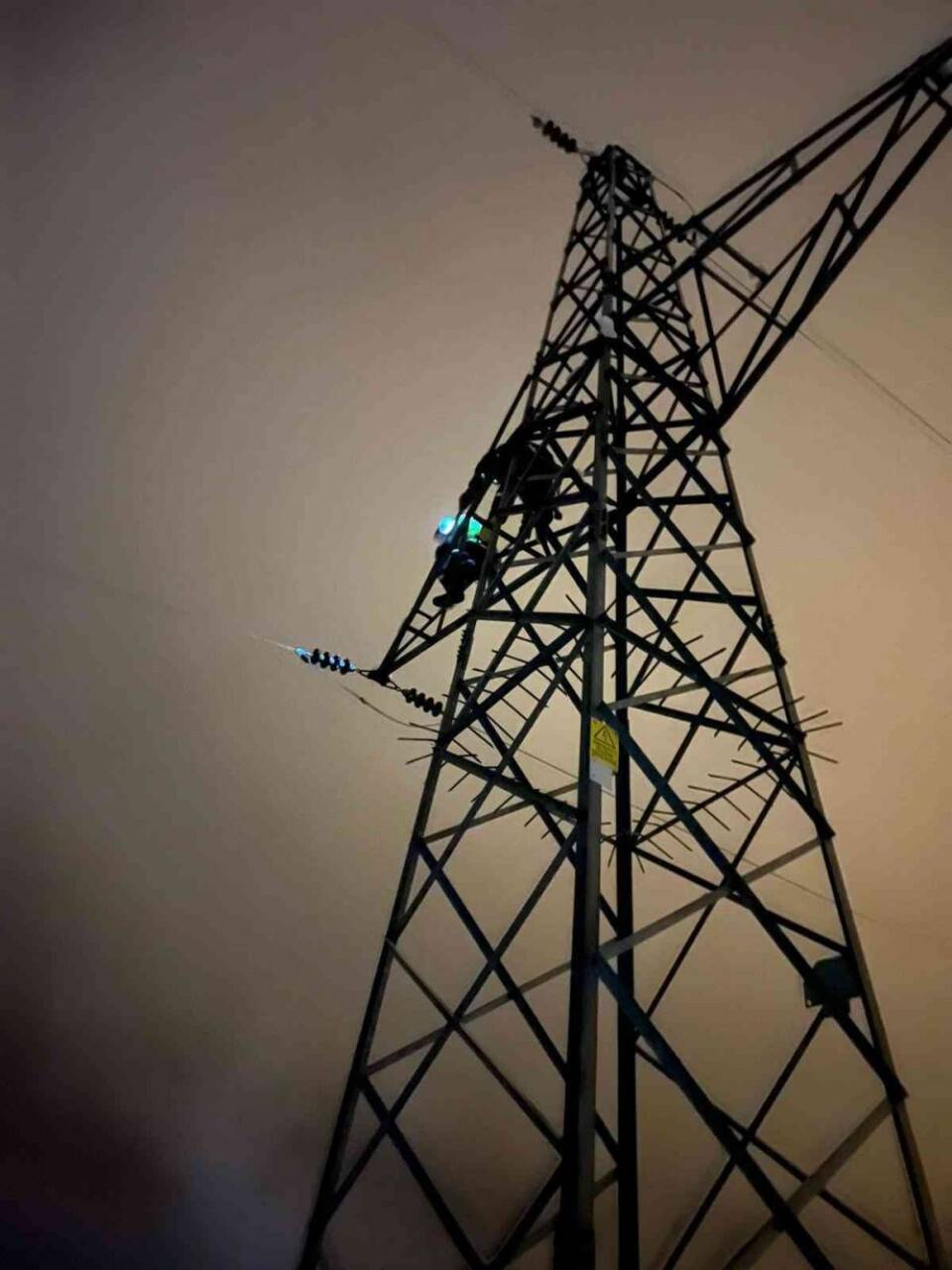 Isparta’da yoğun kar yağışının sebep olduğu elektrik kesintileriyle ilgili AEDAŞ’tan açıklama