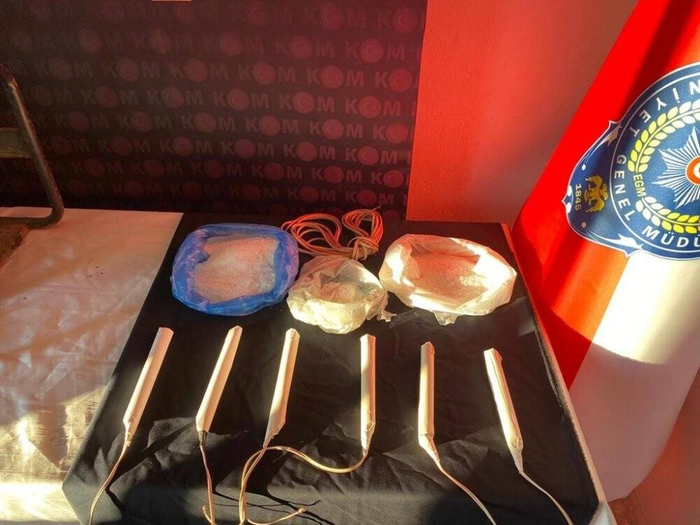 İzmir’de kaçak kazı operasyonunda çok sayıda patlayıcı ele geçirildi