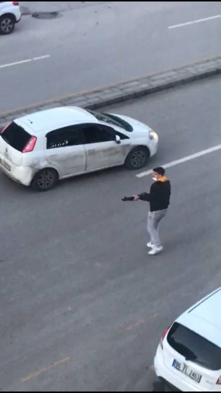 Şehir magandası tartıştığı kişiye pompalı tüfekle baskın yaptı