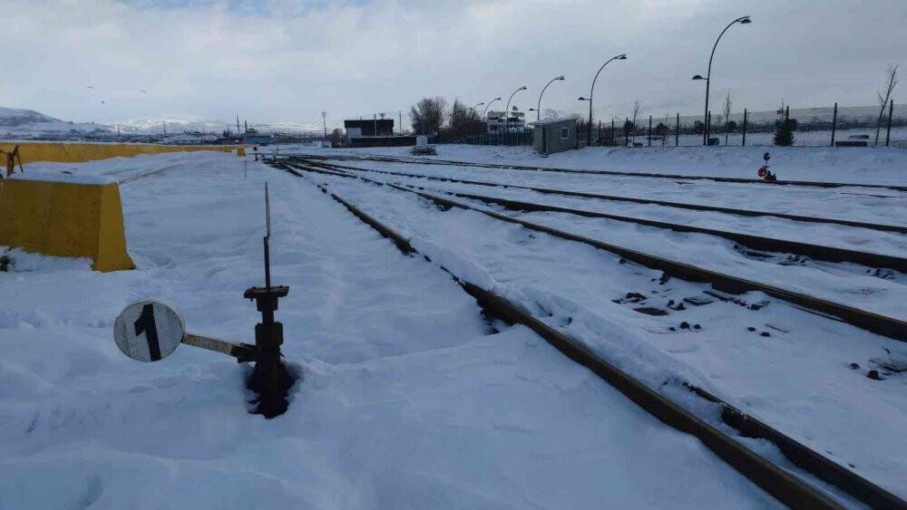 Van’da fırtına Van Gölü’nü coşturdu