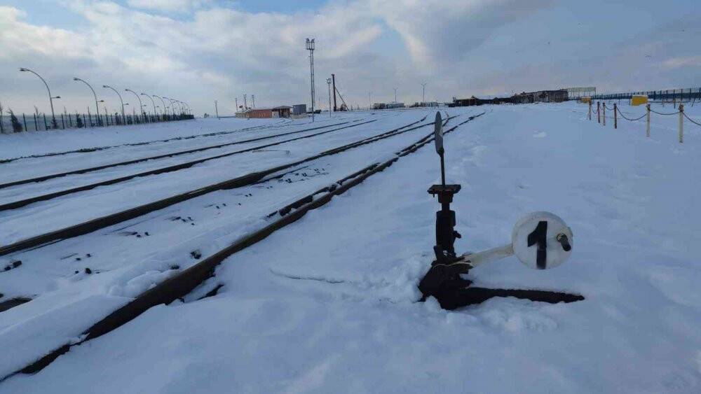 Van’da fırtına Van Gölü’nü coşturdu