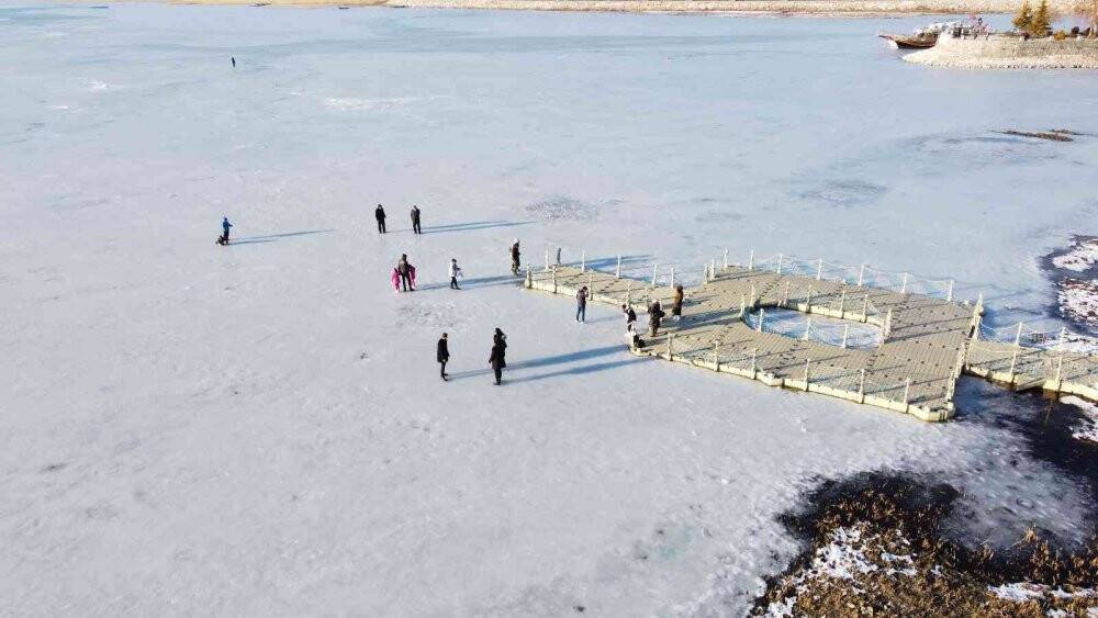 Buzları erimeye başlayan gölde tehlikeli yürüyüş