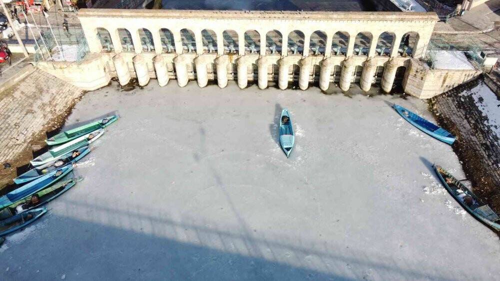 Buzları erimeye başlayan gölde tehlikeli yürüyüş