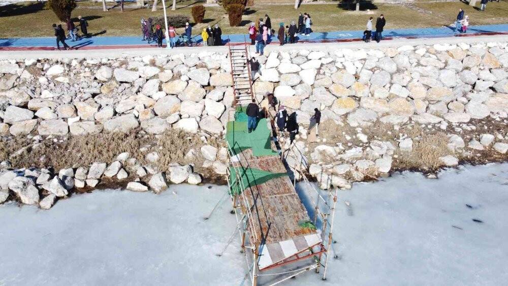 Buzları erimeye başlayan gölde tehlikeli yürüyüş