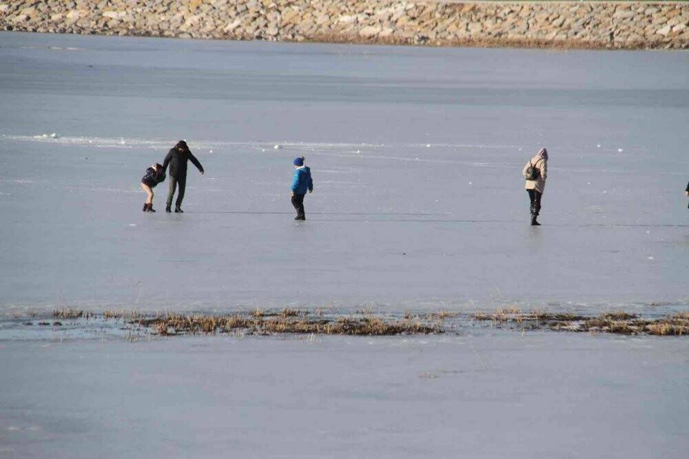 Buzları erimeye başlayan gölde tehlikeli yürüyüş