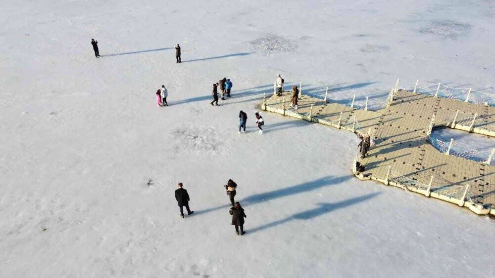 Buzları erimeye başlayan gölde tehlikeli yürüyüş