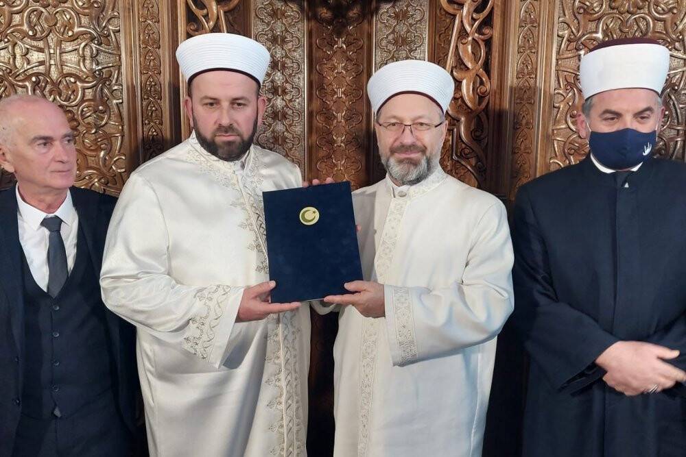 Diyanet İşleri Başkanı Erbaş, Karadağ İslam Birliği Başkanı Rıfat Feyziç’e Menşur verdi
