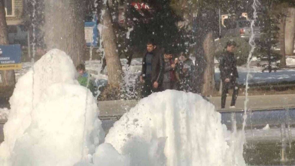 Sıcak havayı gören Konyalılar çarşı pazarda güneşin tadını çıkardı