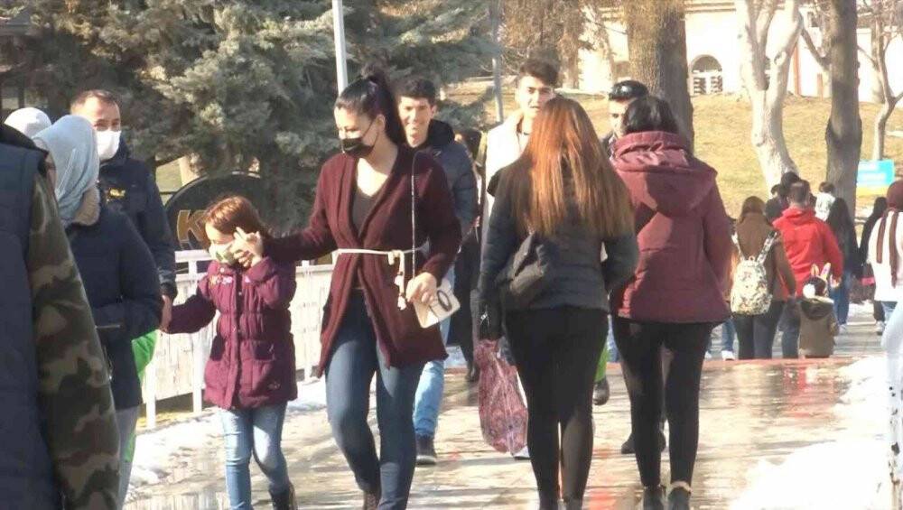 Sıcak havayı gören Konyalılar çarşı pazarda güneşin tadını çıkardı