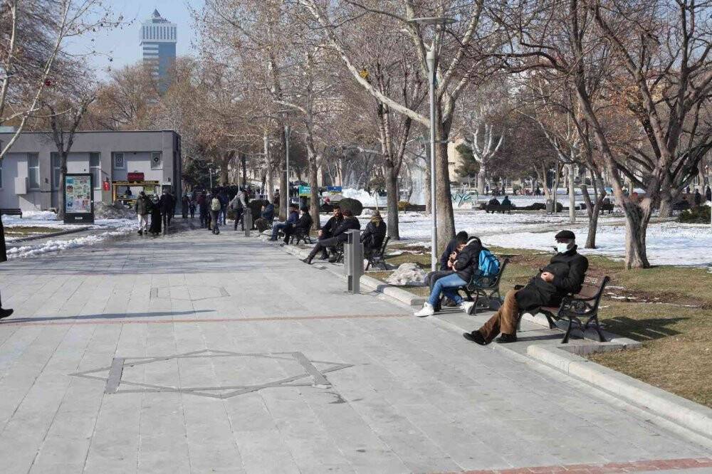 Sıcak havayı gören Konyalılar çarşı pazarda güneşin tadını çıkardı