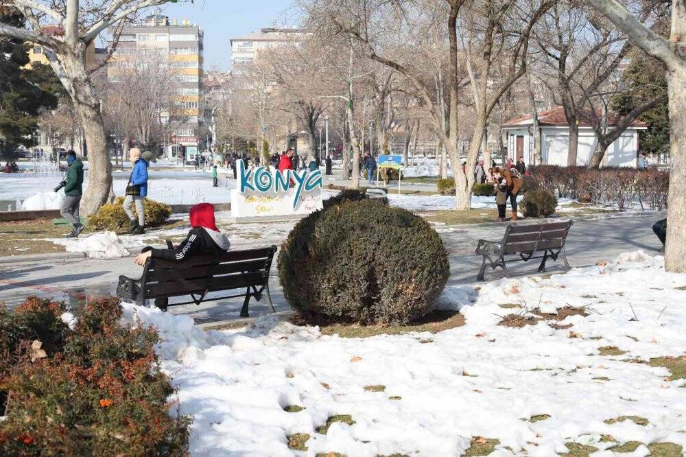 Sıcak havayı gören Konyalılar çarşı pazarda güneşin tadını çıkardı