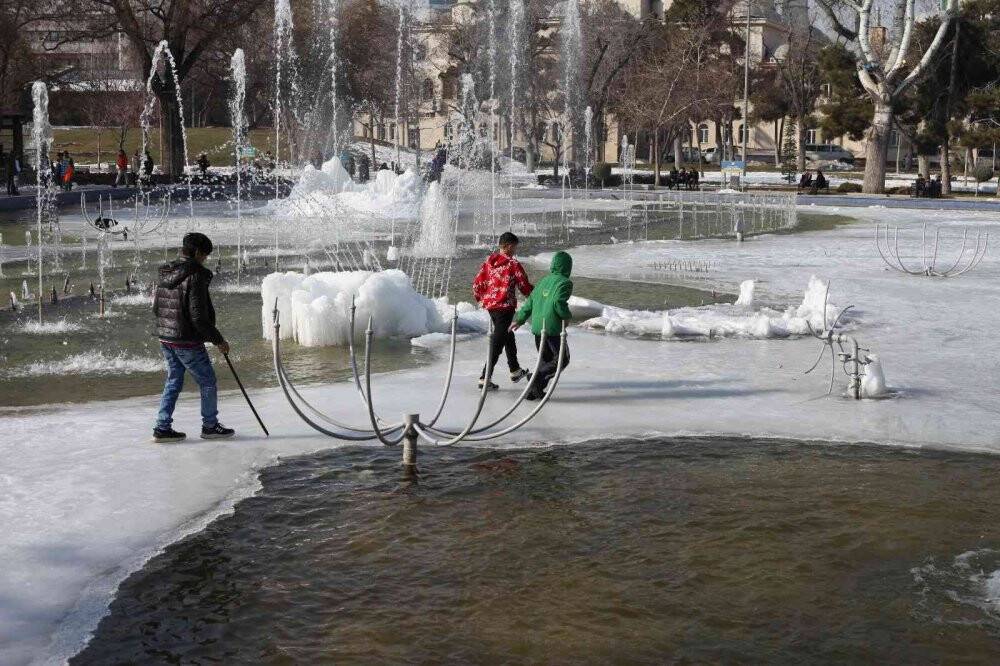 Sıcak havayı gören Konyalılar çarşı pazarda güneşin tadını çıkardı