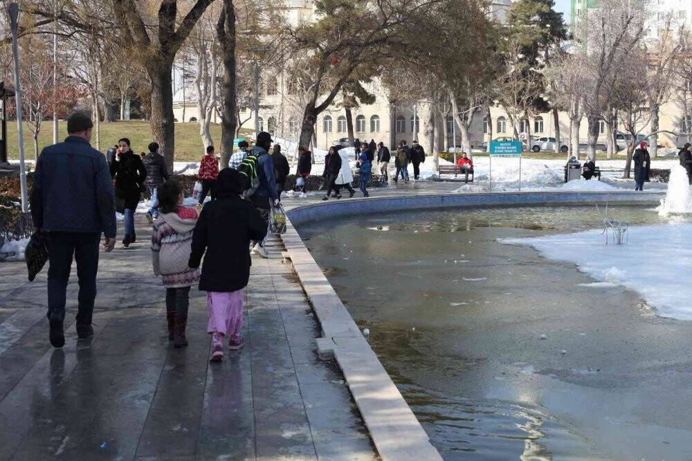 Sıcak havayı gören Konyalılar çarşı pazarda güneşin tadını çıkardı