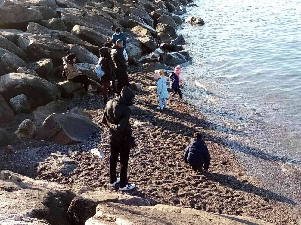 Bandırma’da deniz çekilmesini vatandaşlar merakla izliyor