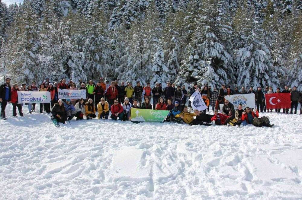 Doğa tutkunlarından dağlık alanda kar yürüyüşü