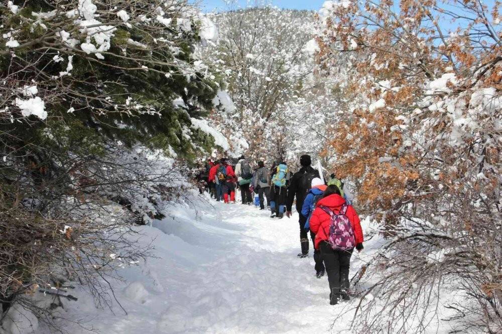 Doğa tutkunlarından dağlık alanda kar yürüyüşü