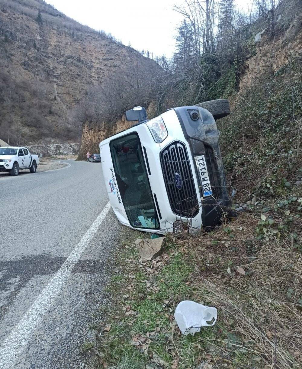 Giresun’da öğrenci servisi devrildi: 3’ü öğrenci 4 yaralı