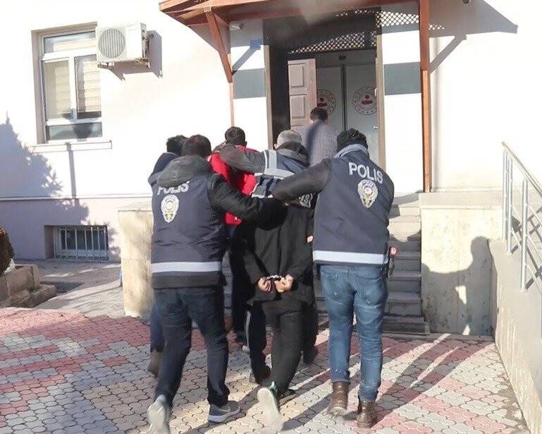 Gurbetçilerin evinden çaldığı eşyaları spotçulara satan şüpheliler yakalandı