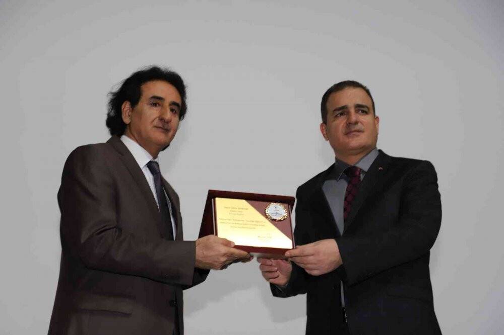 Hakkari Valisi Akbıyık’a yılın altın onur ödülü verildi