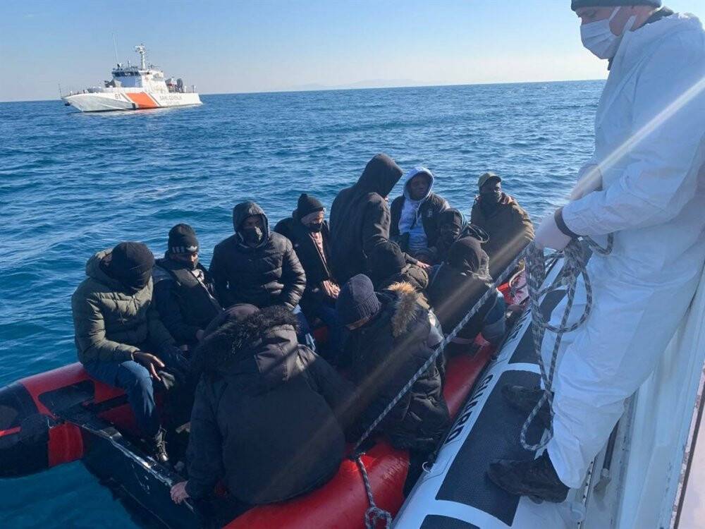 İzmir açıklarında 80 göçmen yakalandı, 45 göçmen de kurtarıldı