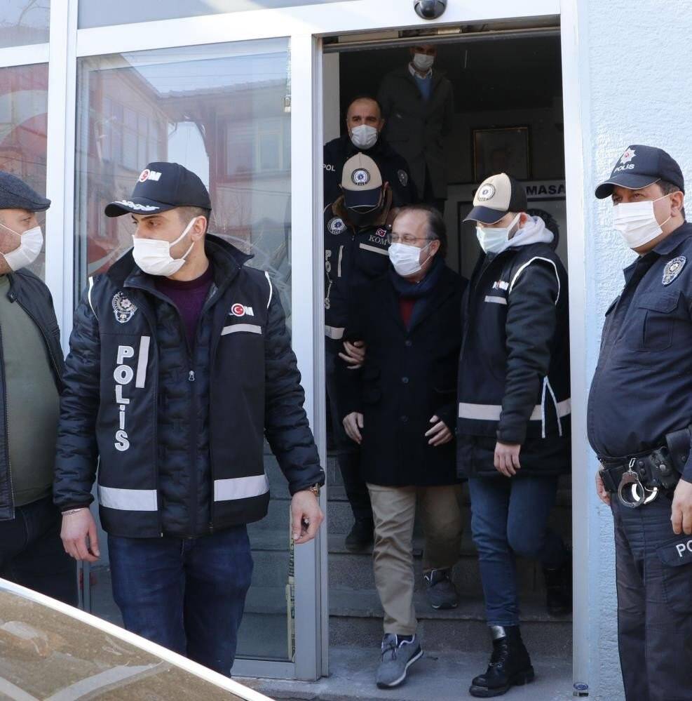 Rüşvet iddiasıyla adliyeye sevk edilen CHP’li başkanını takip eden basına saldıorı