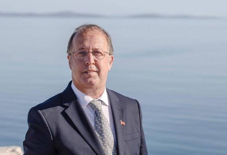 Rüşvet iddiasıyla adliyeye sevk edilen CHP’li başkanını takip eden basına saldıorı