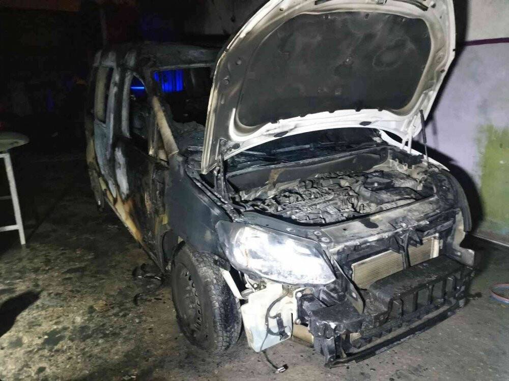 Tinerle soba yakmak isterken hem kendisini hem de arabayı yaktı