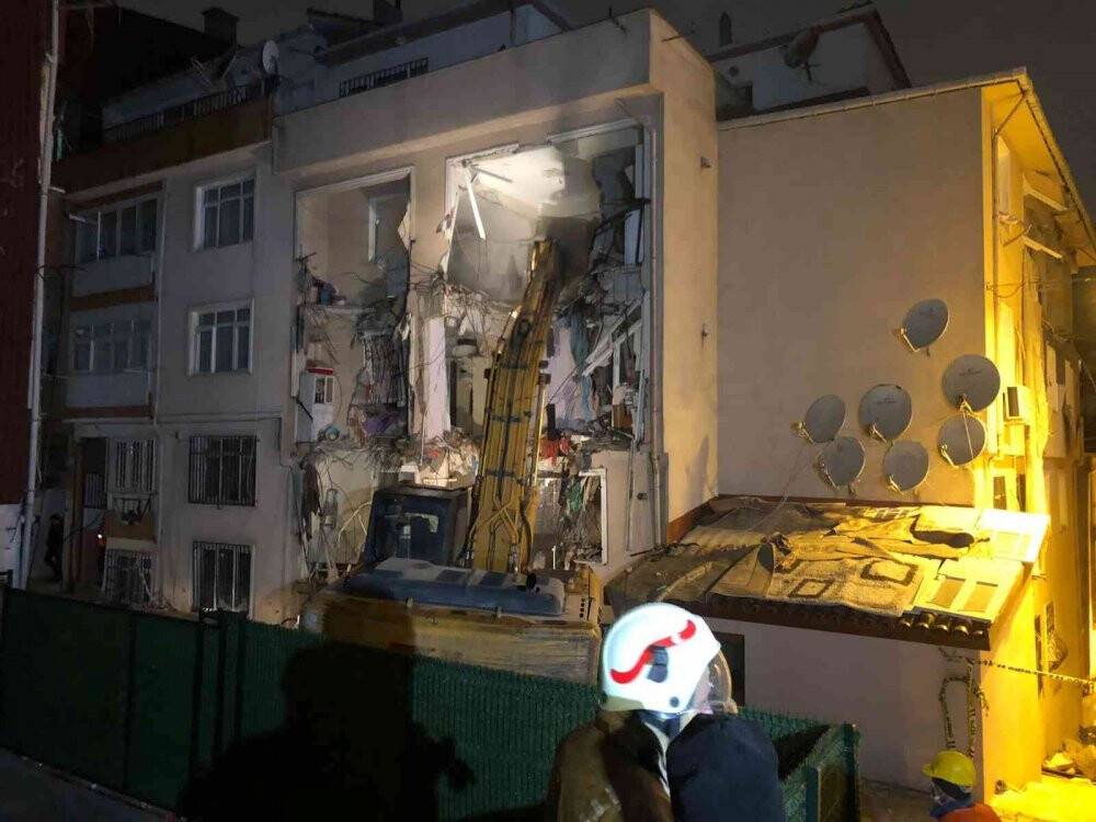 Üsküdar’da doğalgaz patlaması yaşanan binada yıkım işlemi başladı